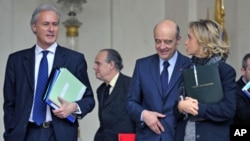 France's junior Minister for the Civil Service Georges Tron (L), Culture and Communications Minister Frederic Mitterrand (2nd L), Foreign Minister Alain Juppe (2nd R) and Research and Higher Education Minister Valerie Pecresse leave the Elysee Palace afte