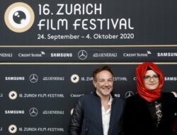 Hatice Cengiz, tunangan dari jurnalis Arab Saudi, Jamal Khashoggi yang terbunuh, berpose bersama sutradara Bryan Fogel sebelum pemutaran film dokumenter "The Dissident" di Festival Film Zurich ke-16 (ZFF) di Zurich, Swiss, Jumat, 2 Oktober 2020. (Foto: Re