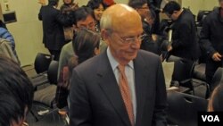 2012年11月28日，美國最高法院大法官布雷耶在華盛頓布魯金斯學會參加有關中國法治問題的討論後與聽眾和媒體交談(美國之音王南拍攝) 