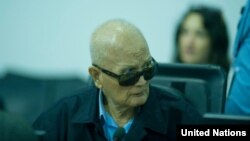 Ông Nuon Chea, hiện ở độ tuổi 80, người từng đứng đầu công tác tư tưởng của Khmer Đỏ, bị truy tố về tội diệt chủng và tội ác chống nhân loại. Nuon Chea đã bác bỏ các cáo trạng và nói rằng chỉ tìm cách thành lập một nước theo chủ nghĩa xã hội không tưởng.