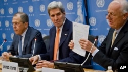Đặc sứ Liên Hiệp Quốc về Syria Staffan de Mistura (phải) giơ bản nghị quyết về Syria của Hội dồng Bảo an LHQ, trong cuộc họp báo chung với Ngoại trưởng Mỹ và Nga.