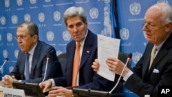 El enviado especial de la ONU para Siria, Staffan de Mistura, a la derecha, muestra una copia de la resolución del Consejo de Seguridad sobre Siria, durante una conferencia de prensa con el canciller ruso Sergei Lavrov, a la izquierda y el secretario de Estado de EE.UU., John Kerry, en la sede de la ONU, en Nueva York. Dic. 18 de 2015.