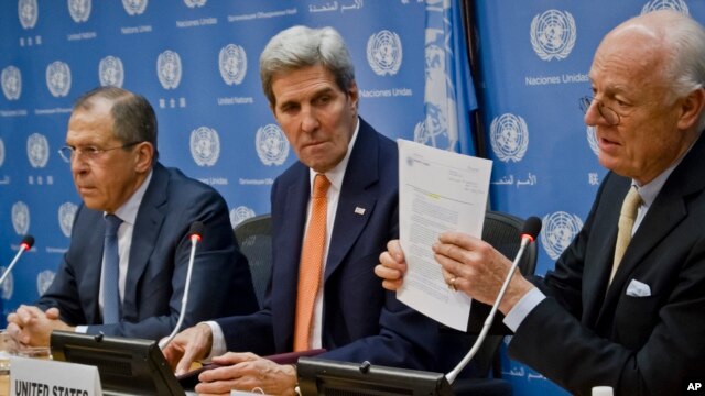 El enviado especial de la ONU para Siria, Staffan de Mistura, a la derecha, muestra una copia de la resolución del Consejo de Seguridad sobre Siria, durante una conferencia de prensa con el canciller ruso  Sergei Lavrov, a la izquierda y el secretario de Estado de EE.UU., John Kerry, en la sede de la ONU, en Nueva York. Dic. 18 de 2015.