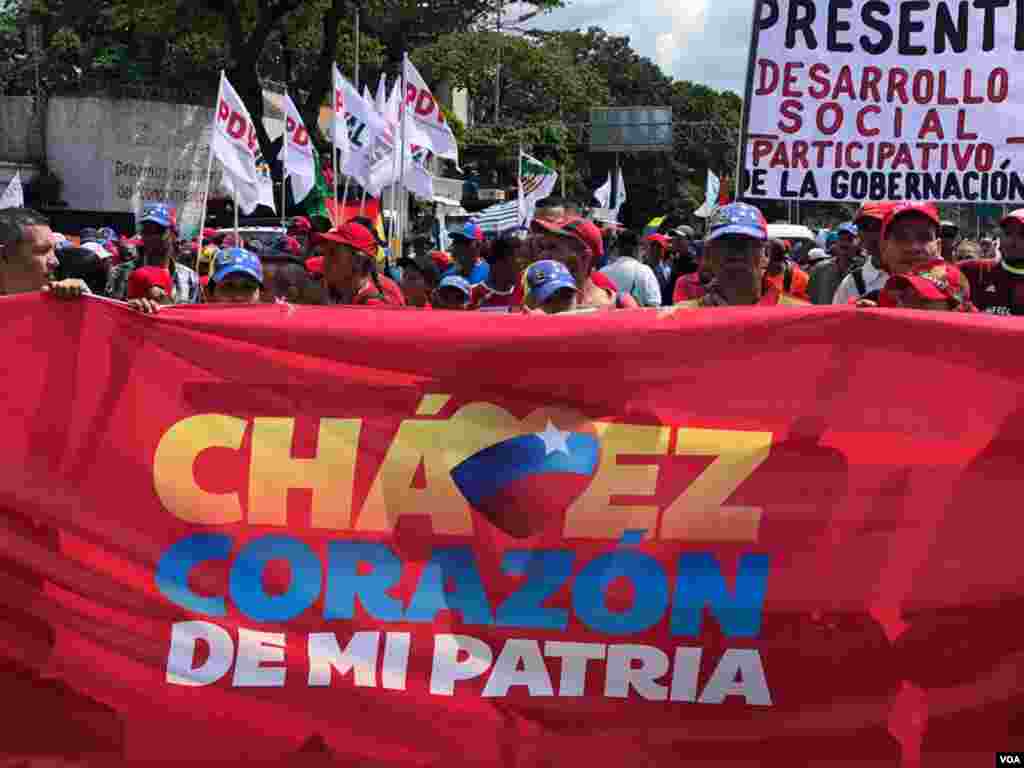 Partidarios del presidente en disputa de Venezuela, Nicolás Maduro, también salieron a manifestar su apoyo al expresidente boliviano, Evo Morales. Álvaro Algarra / VOA.