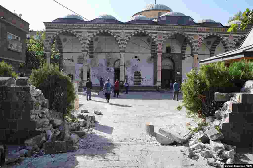 Sur ilçesindeki 500 yıllık Kurşunlu Camii dünkü saldırılarda yakıldı. Büyükşehir Belediyesi İtfaiye Müdürlüğü güvenlik gerekçesiyle yangına müdahale etmelerine izin verilmediğini söyledi. Önceki gün görgü tanıklarının telefonla aktardıklarına göre, bölgedeki tarihi bir hamam da yandı. Daha önce de 515 yıllık Dört Ayaklı Minare kurşunlara hedef olmuştu.