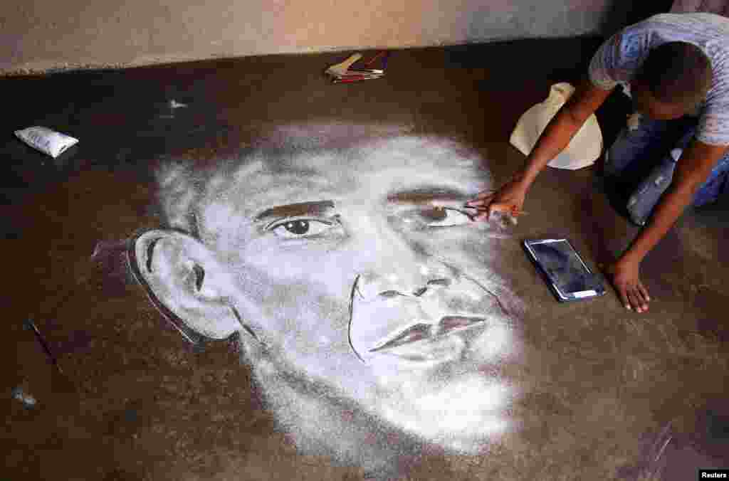 Percy Maimela, seniman Afrika Selatan, menyelesaikan lukisan potret dari pasir mantan Presiden AS &nbsp;Barack Obama di rumahnya di Pretoria.