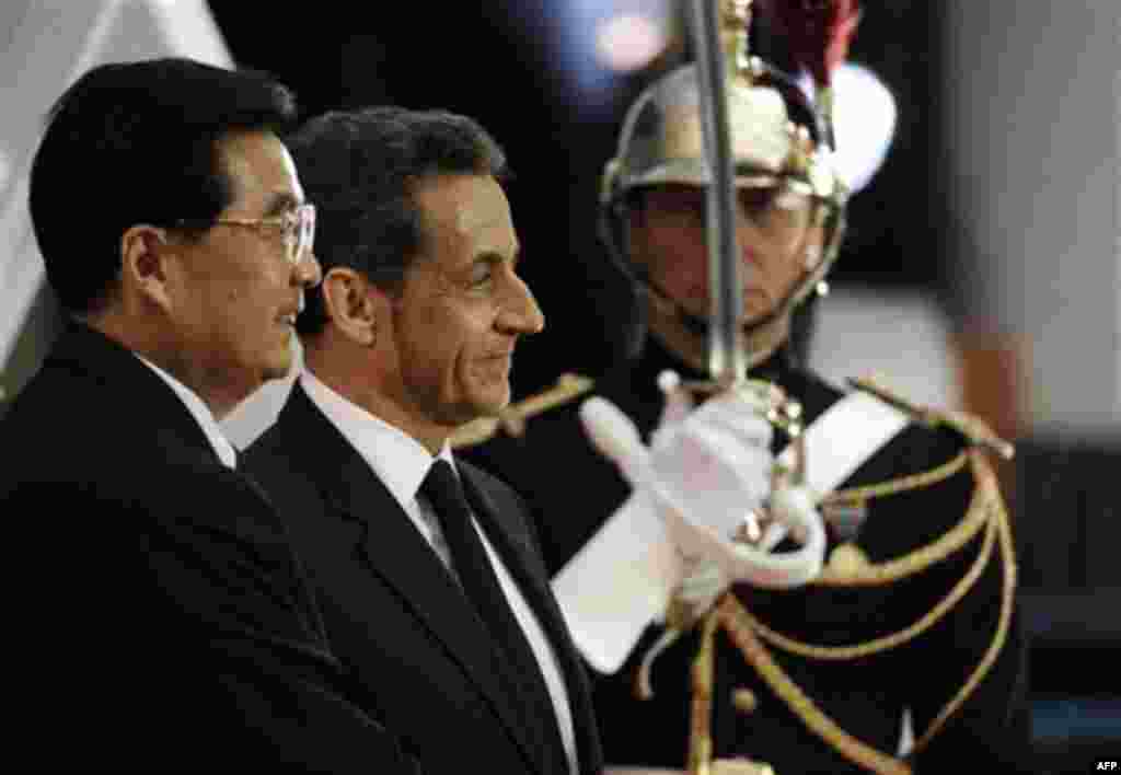 French President Nicolas Sarkozy, center, and Chinese President Hu Jintao , left, smile during the G20 summit in Cannes, Wednesday, Nov. 2, 2011. (AP Photo/Thomas Coex, Pool)