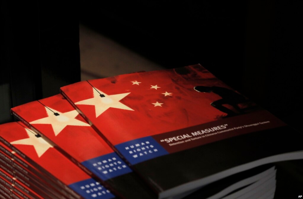资料照：外国记者协会在香港的办公室内摆放的人权观察有关中国人权的最新报告。（2016年12月6日）(photo:VOA)