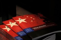 资料照：外国记者协会在香港的办公室内摆放的人权观察有关中国人权的最新报告。（2016年12月6日）