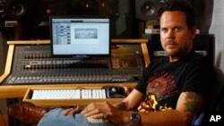 FILE - Country artist Gary Allan takes a break from his radio interviews at Love Shack studios in Nashville, Tennessee, October 23, 2007.