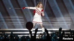 Madonna trình diễn trên sân khấu tại sân vận động Olympic ở Moscow, 7/8/2012