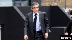 Francois Fillon, kandidat pemilihan presiden Perancis 2017, mengunjungi kantor polisi di Meaux, Perancis (27/2). (Reuters/Charles Platiau)