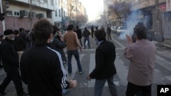 Para aktivis Iran menghadiri protes anti pemerintah di Teheran, Iran (foto: dok). Iran menangkap 16 orang aktivis hari Rabu 4/12. 