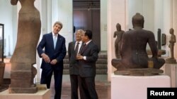 U.S. Secretary of State John Kerry tours the National Museum of Cambodia in Phnom Penh, Cambodia January 26, 2016. REUTERS/Jacquelyn Martin/Pool 