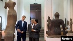 លោក John Kerry រដ្ឋមន្ត្រី​ក្រសួង​ការ​បរទេស​សហរដ្ឋ​អាមេរិក​ទស្សនា​សារមន្ទីរ​ជាតិ​កម្ពុជា​នៅ​រាជធានី​ភ្នំពេញ កាល​ពី​ថ្ងៃ​ទី​២៦ ខែ​មករា ឆ្នាំ​២០១៦។