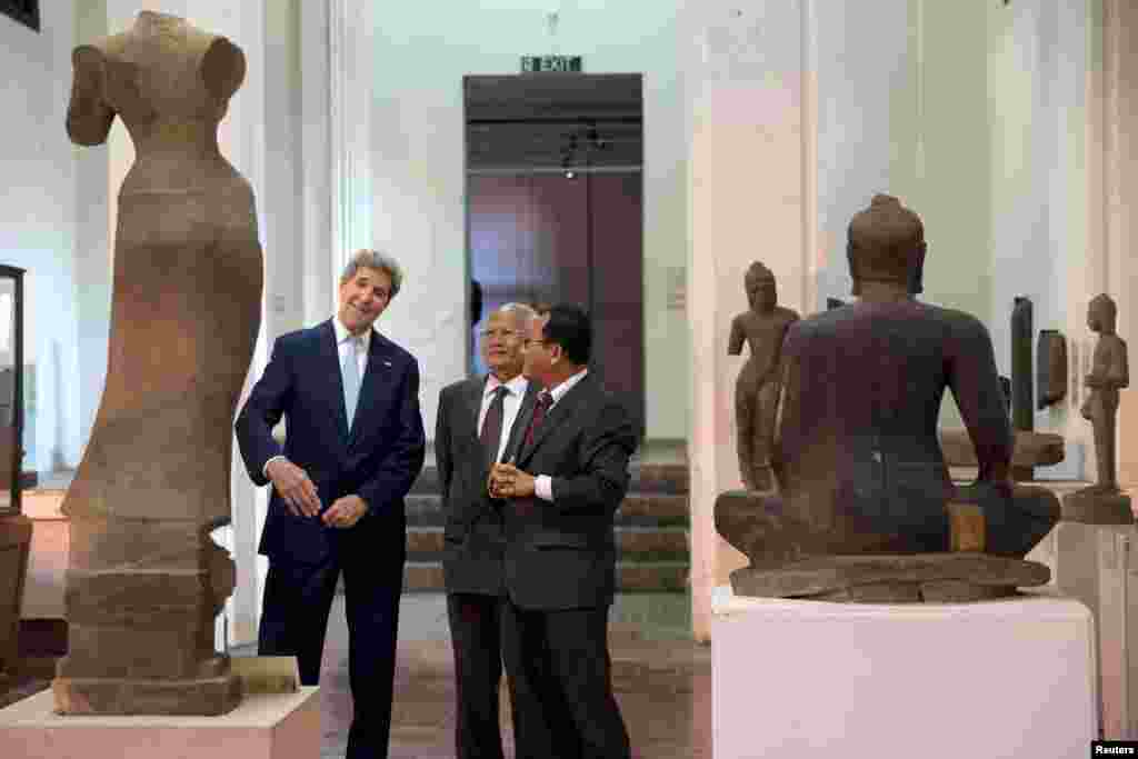 លោក John Kerry រដ្ឋមន្ត្រីក្រសួងការបរទេសសហរដ្ឋអាមេរិកទស្សនាសារមន្ទីរជាតិកម្ពុជានៅរាជធានីភ្នំពេញ កាលពីថ្ងៃទី២៦ ខែមករា ឆ្នាំ២០១៦។ (Jacquelyn Martin/REUTERS)