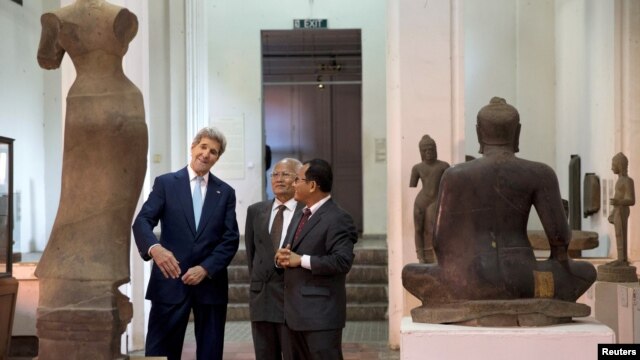 El secretario de Estado, John Kerry, se encuentra de visita en Camboya, donde visitó el Museo Nacional.