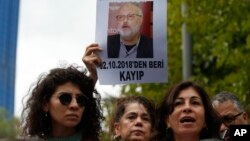 Para aktivis Asosiasi Hak Asasi Manusia di Istanbul mengacungkan poster wartawan Arab Saudi yang hilang, Jamal Khashoggi, dalam aksi protes mendukung Khashoggi di dekat Konsulat Arab Saudi di Istanbul, 9 Oktober 2018.