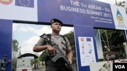 Seorang angota polisi Indonesia mengamankan KTT ASEAN ke-18 yang tengah berlangsung dua hari (7-8 Mei) di Jakarta.