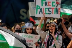 Pendukung pro-Palestina berdemonstrasi di seberang jalan dari Konsulat Israel menyusul maraknya kekerasan Israel-Palestina di New York City, New York, AS, 18 Mei 2021. (Foto: REUTERS / Carlo Allegri)