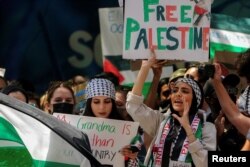 Pendukung pro-Palestina berdemonstrasi di seberang jalan dari Konsulat Israel menyusul maraknya kekerasan Israel-Palestina di New York City, New York, AS, 18 Mei 2021. (Foto: REUTERS / Carlo Allegri)