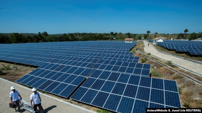 Các nhà xuất khẩu pin năng lượng mặt trời của Việt Nam bị cáo buộc nhập khẩu nguyên liệu từ Trung Quốc, gia công, lắp ráp, “thay đổi không đáng kể” để xuất khẩu sang Hoa Kỳ.
