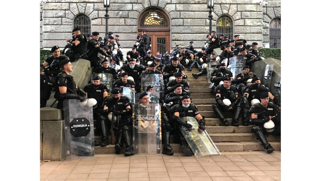 Pripadnici Žandarmerie u opremi za razbijanje demonstracija, ispred zadnjeg ulaza u zgradu Narodne skupštine Republike Srbije, pred početka treće večeri protesta u Beogradu, 9. jula 2020. (Foto: Jovana Đurović, VoA)