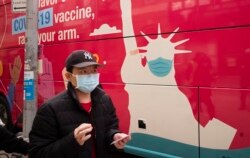 Seorang pria membawa kartu vaksinasi di setelah menerima suntikan vaksin COVID-19 buatan Johnson & Johnson di Sunset Park, New York, 7 Apri 2021.