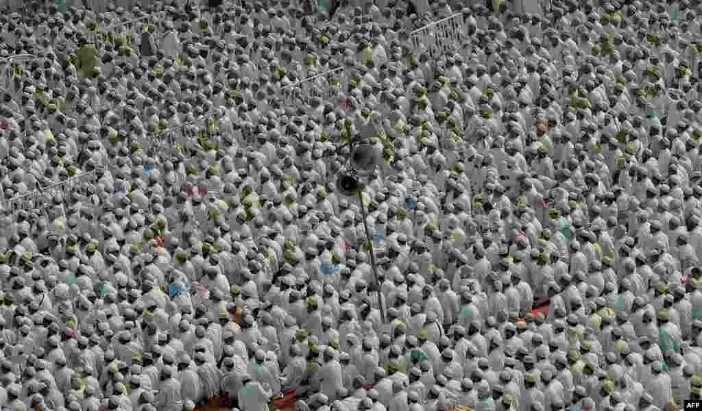 Indian Bohra Muslims take part in a gathering to endorse their solidarity to their new spiritual leader Syedna Mufaddal Saifuddin in Mumbai. Syedna Mufaddal Saifuddin now leads the community following the death of Syedna Mohammed Burhanuddin, who passed away in Mumbai on January 17 at the age of 102.