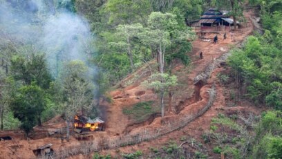Quân nổi dậy sắc tộc Karen đốt một cơ sở của quân đội Myanmar gần biên giới với Thái Lan, 28/4/2021.