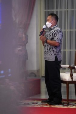 Salah satu peserta pelatihan program kartu prakerja Stevenly dari Manado membagikan pengalaman karirnya meningkat dari Satpam menjadi Supervisor. (Foto: Biro Setpres)