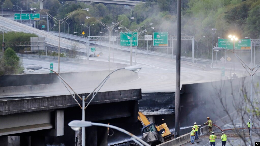 Đoạn bị sập trên xa lộ xuyên tiểu bang I85 tại thành phố Atlanta, bang Georgia.