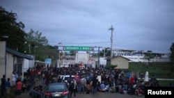 Migrantes centroamericanos, parte de una caravana que viaja hacia EE.UU. espera a cruzar a México en la frontera con Guatemala, en El Ceibo. Enero 18 de 2020. REUTERS/Victor Peña.