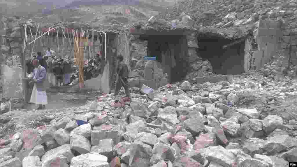 The home of Hussein Al-Aukaishi, a stone cutter was destroyed in an airstrike, Hajar Aukaish, Yemen, April, 2015. (VOA/A. Mojalli)