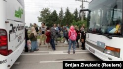 Migranti autobusima stižu u Austriju 