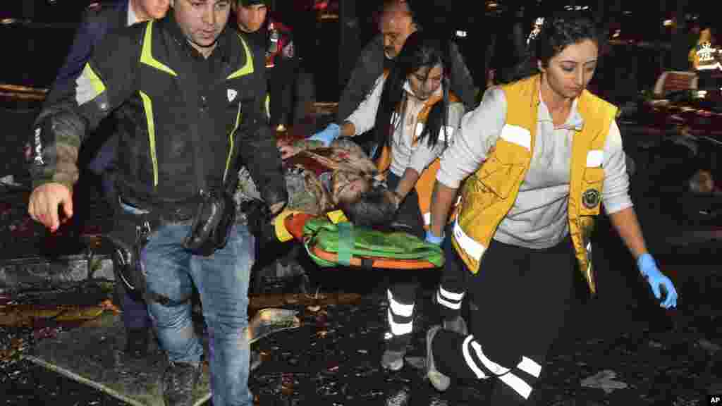 Des secouristes transportent un blessé, en Turquie, le 13 mars 2016.
