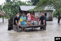 កម្លាំងយោធាកំពុងជួយសង្គ្រោះនិងជម្លៀសពលរដ្ឋដែលផ្ទះរបស់ពួកគេត្រូវបានទឹកជន់លិច នៅខេត្តប៉ៃលិន ប្រទេសកម្ពុជា កាលពីថ្ងៃទី១០ ខែតុលា ឆ្នាំ២០២០។