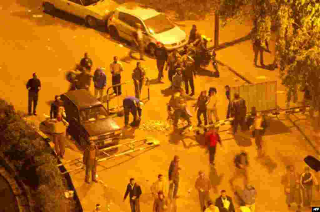 Unterstuetzer von Aegyptens Praesident Hosni Mubarak bauen am Mittwoch (02.02.11) in Kairo am Tahrir-Platz Barrikaden. Die Situation in Aegypten hat sich am Mittwoch gefaehrlich zugespitzt: Auf dem Tahrir-Platz im Zentrum Kairos pruegelten Tausende Anhaen