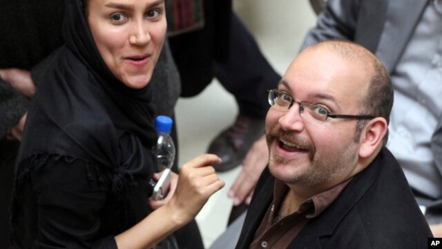 El periodista del Washington Post, Jason Rezaian, hace parte de las cuatro personas liberadas. Rezaian fue retenido en 2014 y condenado por Irán por supuesto espionaje.