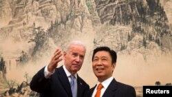 U.S. Vice President Joe Biden (L) chats with Chinese Vice Premier Li Yuanchao before their luncheon at the Diaoyutai State Guesthouse in Beijing, Dec. 5, 2013. 