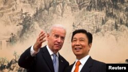 Phó Tổng thống Mỹ Joe Biden và Phó Thủ tướng Trung Quốc Lý Nguyên Triều tại Bắc Kinh, ngày 5/12/2013.