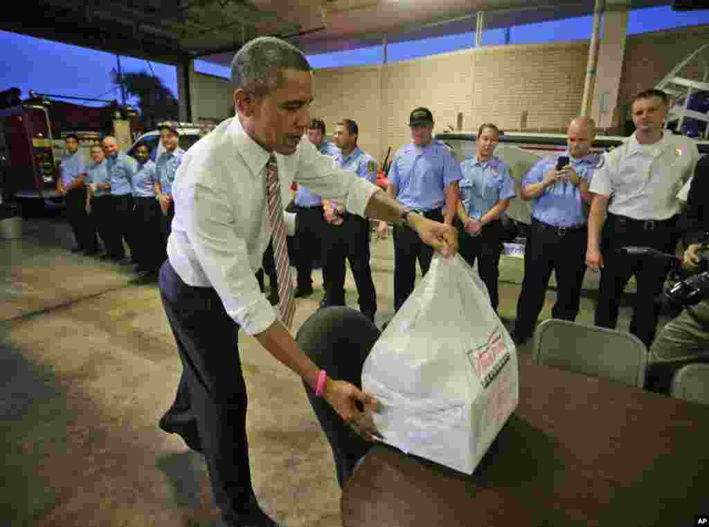 Le pr&eacute;sdient Barack Obama apportant de petits gateaux &agrave; des sapeurs-pompiers lors d&#39;une visite impromptue &agrave; Tampa, en Floride 