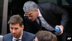 Lionel Messi, joueur de football de Barcelone, à gauche, arrive à un tribunal à Barcelone, Espagne, 2 juin, 2016. (AP Photo / Manu Fernandez)