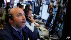 交易员文森·纳波利塔诺在纽约股票交易所工作。(2018年12月3日)