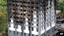 Gedung apartemen Grenfell Tower yang terbakar berdiri membuktikan adanya kebakaran baru-baru ini di London, 23 Juni 2017. (AP Photo/Frank Augstein)