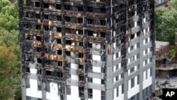 지난 14일 대형 화재가 발생한 런던 ‘그렌펠 타워’ 건물이 23일 까맣게 탄 모습이다.