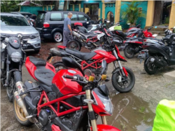 Motor Ducati berjajar di halaman RM Ayam Taliwang H. Moerad, Mataram, NTB. Klub ini menjadi salah satu yang menggelar touring ke Mandalika demi ajang Superbike. (Foto: Courtesy/Taufan R)