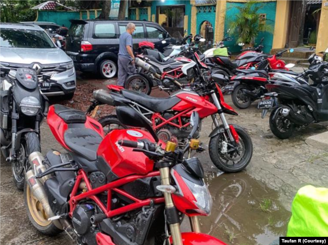 Motor Ducati berjajar di halaman RM Ayam Taliwang H. Moerad, Mataram, NTB. Klub ini menjadi salah satu yang menggelar touring ke Mandalika demi ajang Superbike. (Foto: Courtesy/Taufan R)