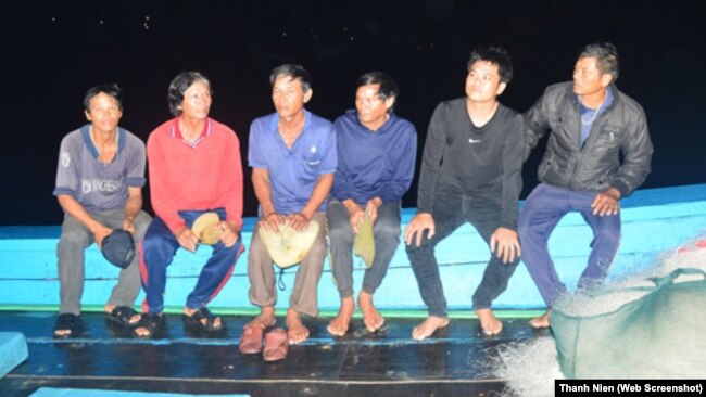 6 ngư dân vẫn chưa "hoàn hồn" sau khi về tới đất liền vào đêm 22/4/2018.