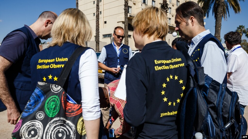 Les observateurs arrivent dans le cadre du déploiement de 44 observateurs à long terme de la mission d'observation électorale de l'Union européenne dans la capitale Harare le 23 juin 2018.